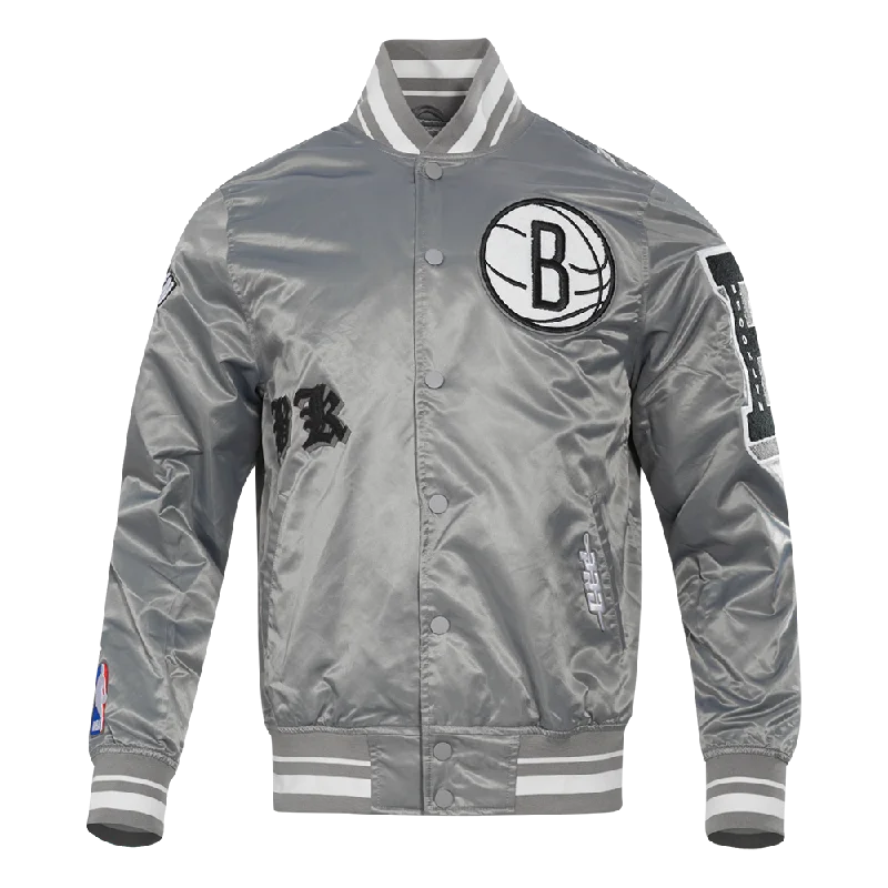 NBA BROOKLYN NETS OLD ENGLISH MEN'S RIB SATIN JACKET (GRAY)