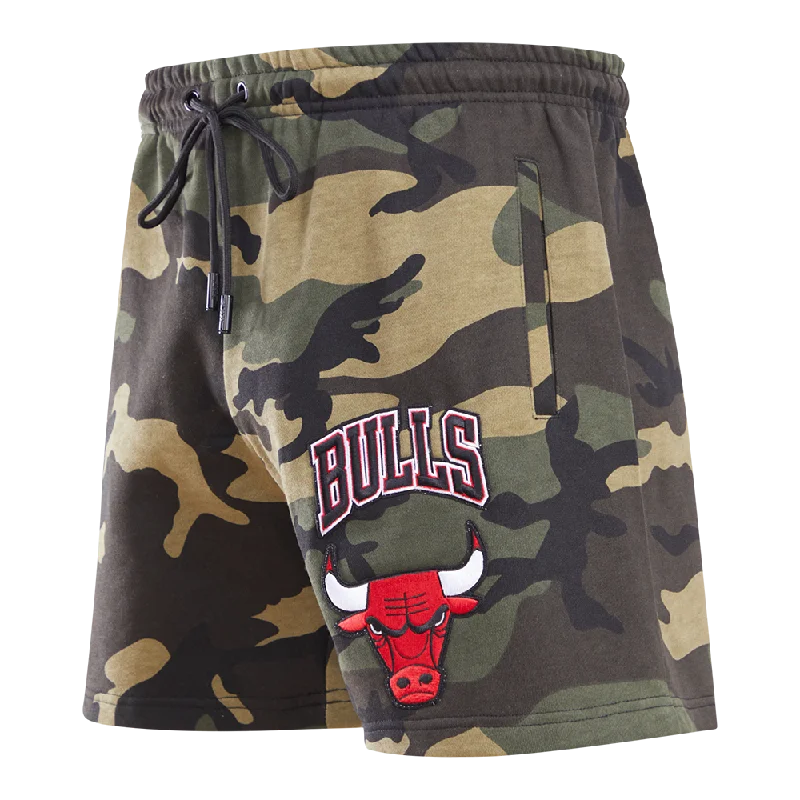 NBA CHICAGO BULLS STACKED LOGO MEN'S SHORT CAMO (CAMO)