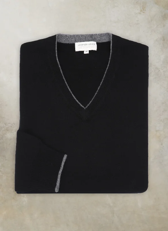 Men's Melbourne Contrast V-Neck Extra-Fine Pure Merino Wool Sweater in Black